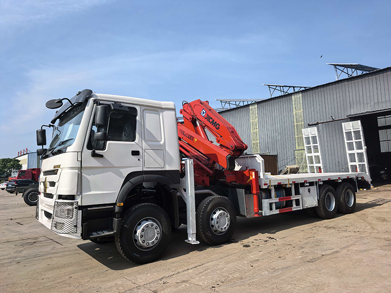 HOWO 8×4 Folding-Arm Crane Flatbed Transporter