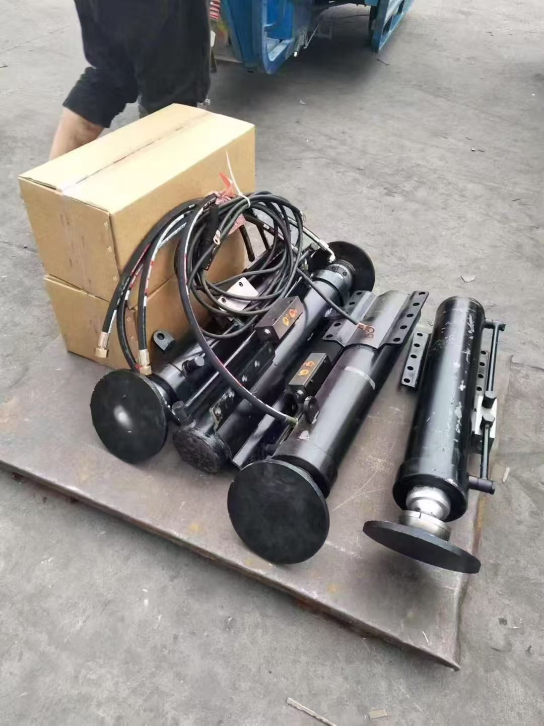 Hydraulic leg cylinder of lifting equipment